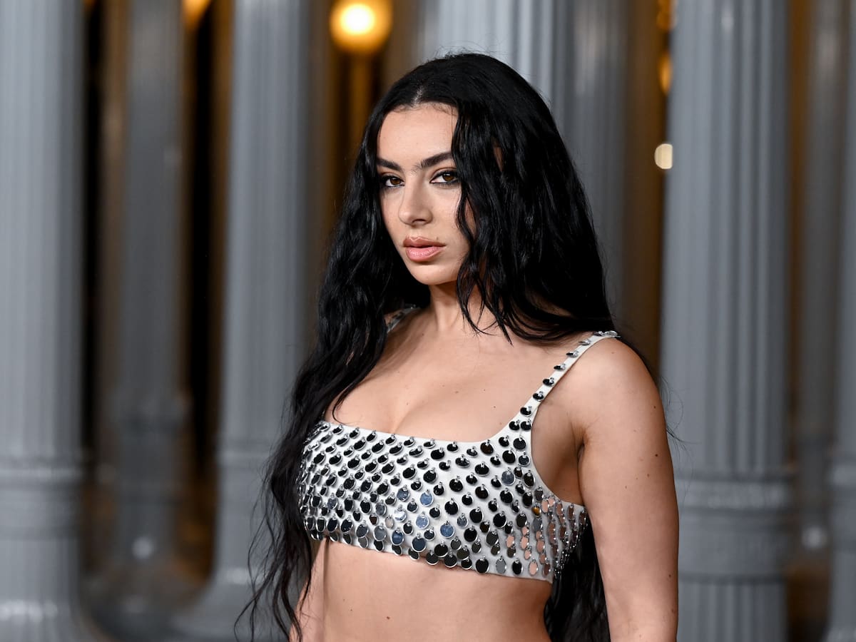 Charli XCX estrena el cortometraje de 'Music, Fashion, Film': así es la película que acompaña a su nuevo álbum