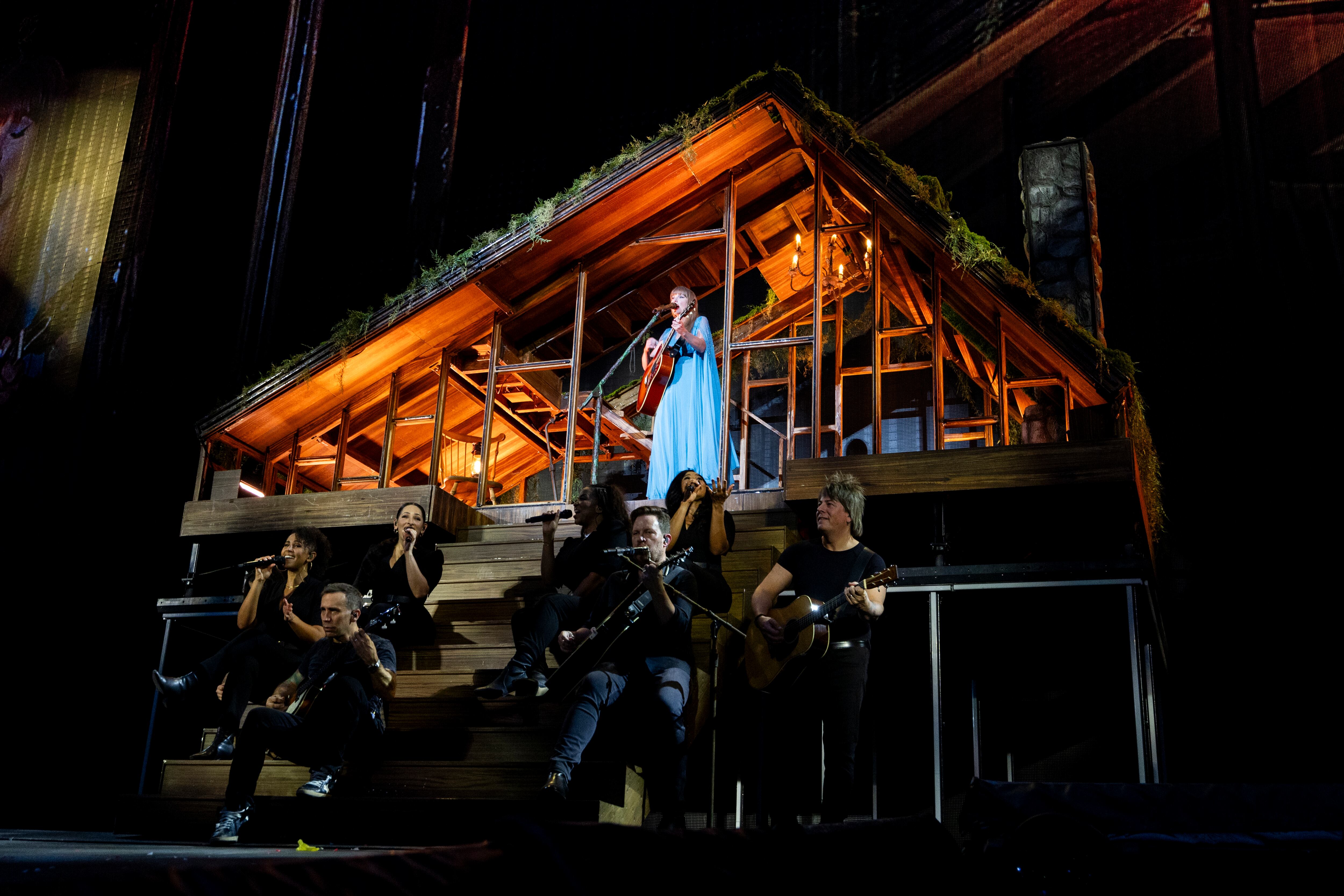 En esta era de 'Folkmore' no ha faltado un guiño a su amiga allí presente, Blake Lively y su familia, Ryan Reynolds y sus tres hijos. La cantante ha dejado claro que los peques son sus personas favoritas y que fueron la inspiración de 'Betty' que no ha dudado en dedicarles.