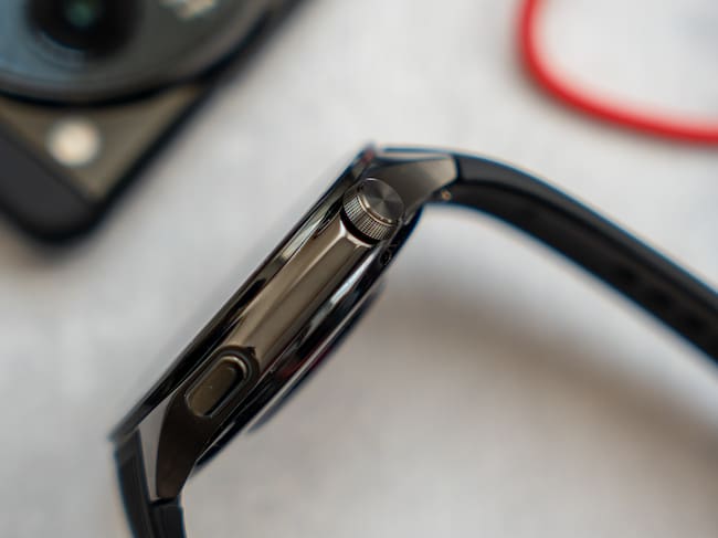 La corona del OnePlus Watch 3 es giratoria y facilita la navegación.