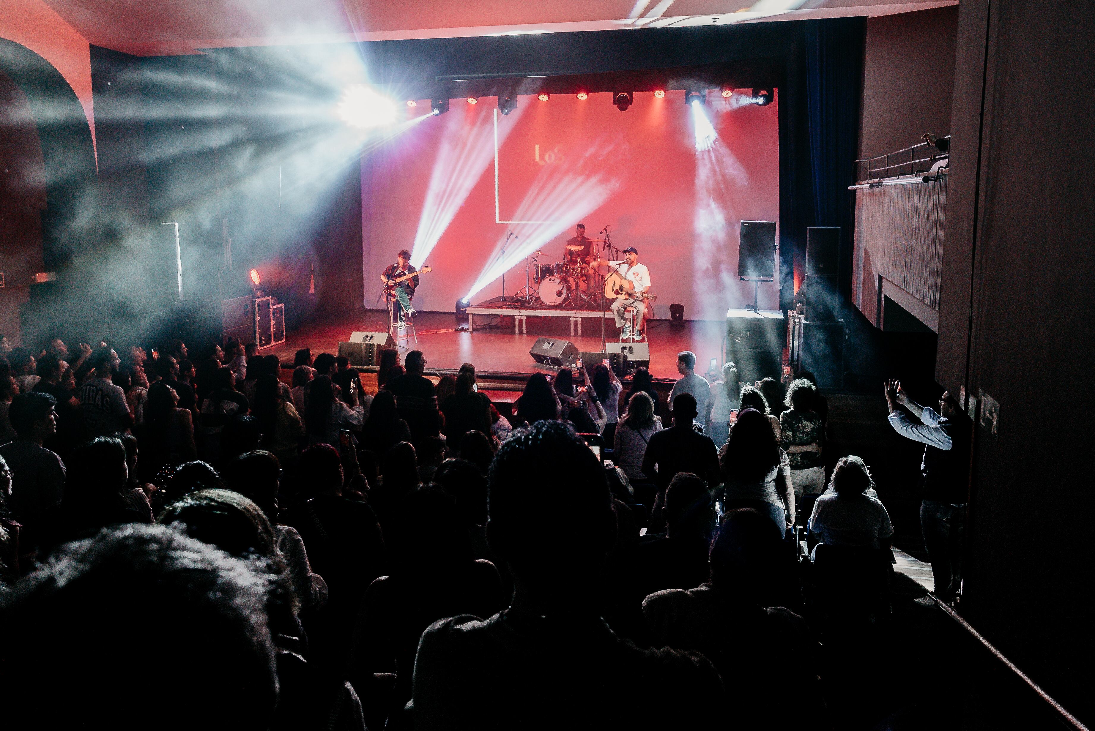 Unas 350 personas pudieron disfrutar de un concierto espléndido a cargo de Nil y su banda.