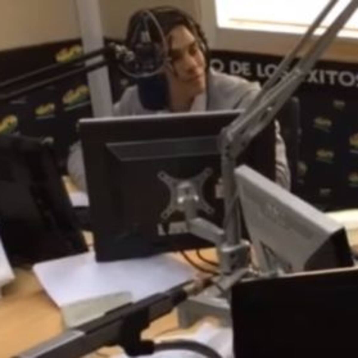 Fer Molinero trajo la guitarra y salió cover de Babasónicos en el pase