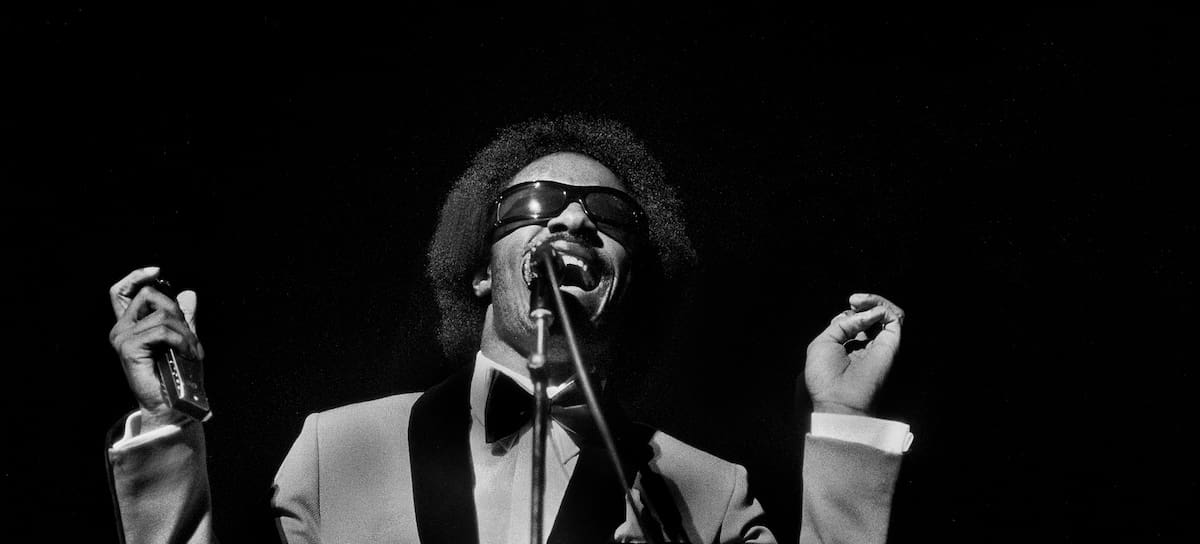 El músico estadounidense de soul, R&B, funk y pop, Stevie Wonder, actúa en el Auditorium Theater de Chicago, Illinois, el 28 de noviembre de 1979. (Foto de Paul Natkin/Getty Images)