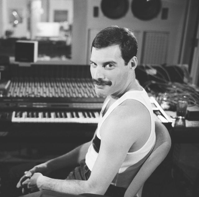 Freddie Mercury en el estudio de grabacón