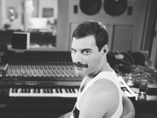 Freddie Mercury en el estudio de grabacón