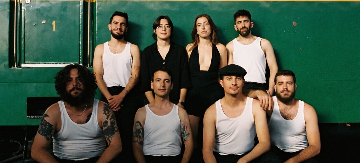 Los integrantes de La M.O.D.A. junto al dúo Repion en una imagen promocional