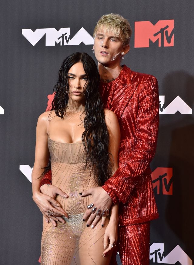 Megan Fox y Machine Gun Kelly revolucionan la alfombra roja de los MTV VMAs 2021.