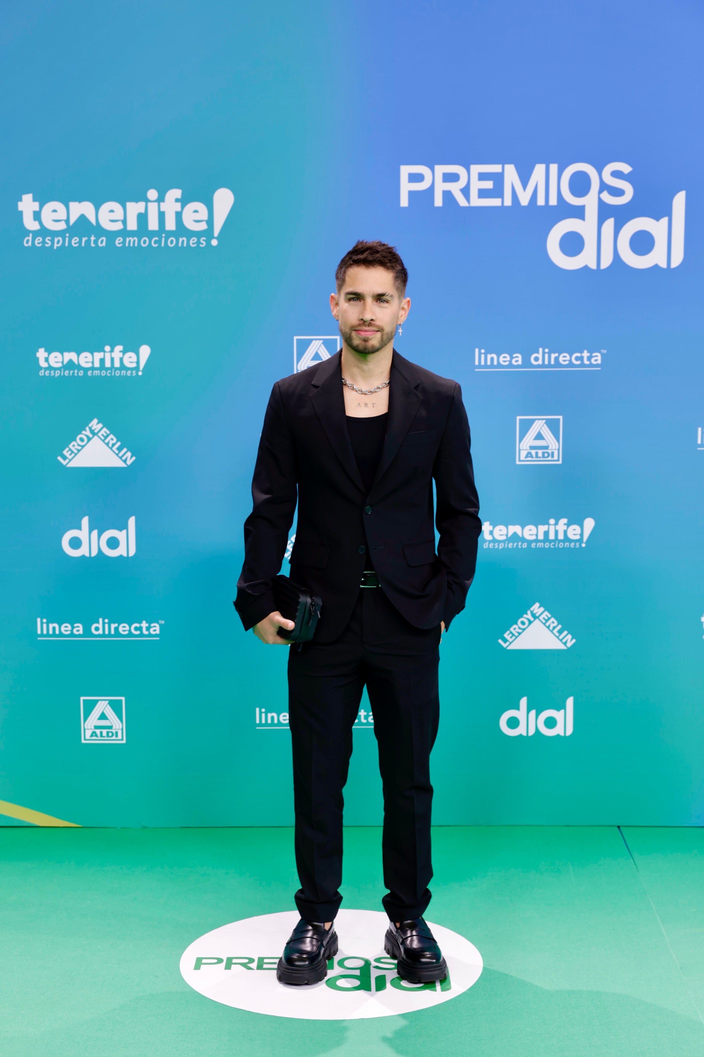 El actor y cantante colombiano también se ha acercado como invitado hasta la 30ª edición de los Premios Dial. Ha demostrado que los bolsos no son solo cosa de mujeres.
