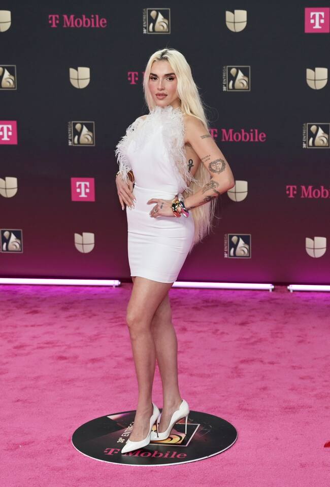 Elena Rose lleva tiempo vistiendo de blanco como reivindicación de la luz y espiritualidad que reivindica en su música. en esta ocasión, en versión mini vestido con plumas al cuello.