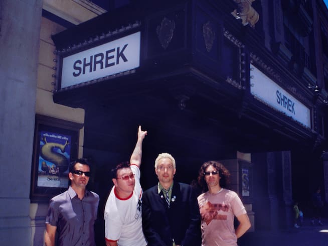 Greg Camp, Steve Harwell, Michael Urbano y Paul De Lisle. de Smash Mouth, ante un cine en el que proyectaban &#039;Shrek&#039;.
