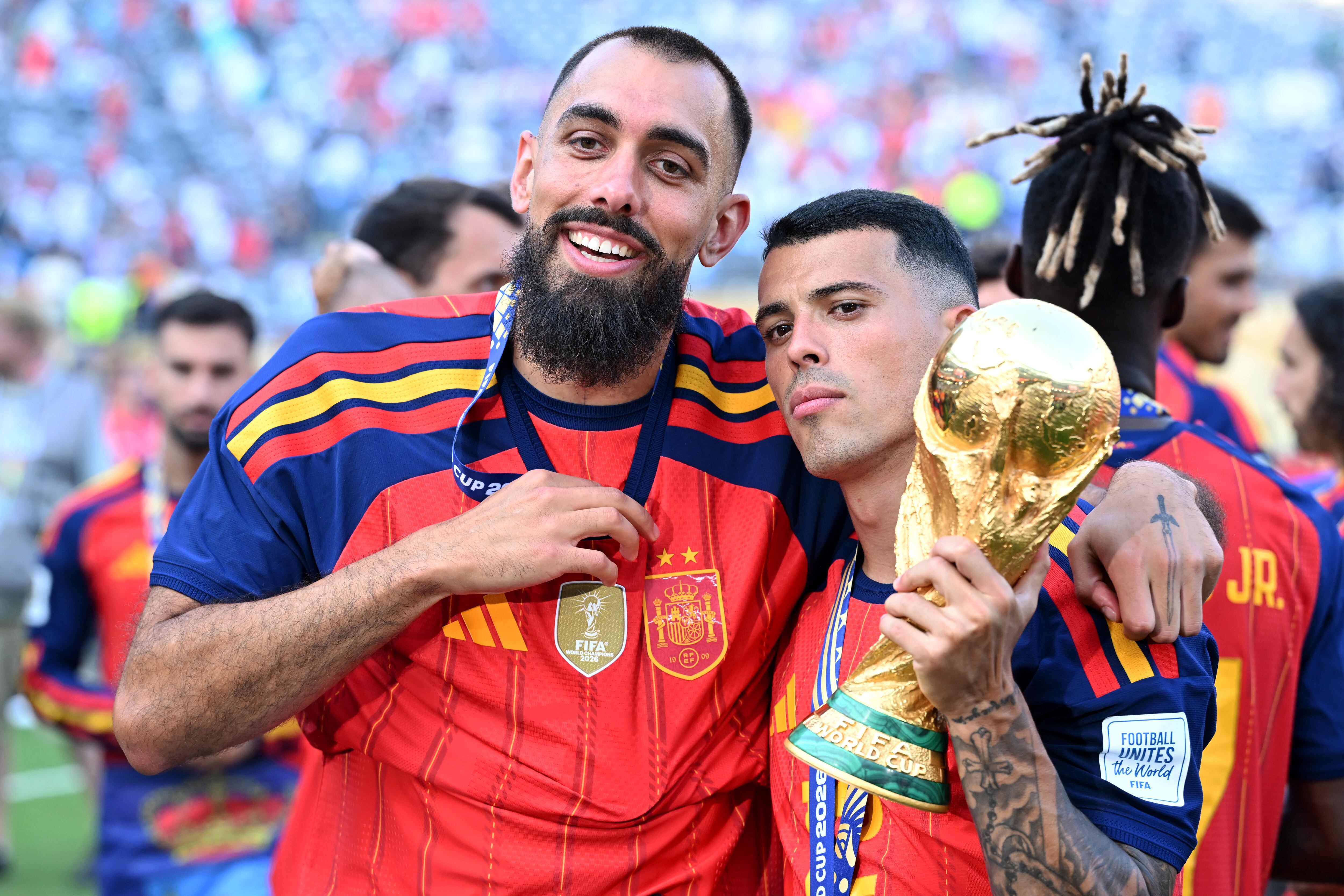 Borja Iglesias y Pedro Porro, con la camiseta de la selección española con dos estrellas