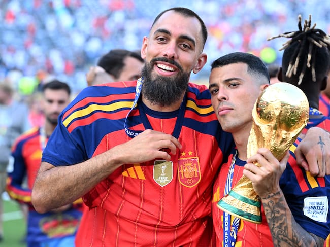 Borja Iglesias y Pedro Porro, con la camiseta de la selección española con dos estrellas