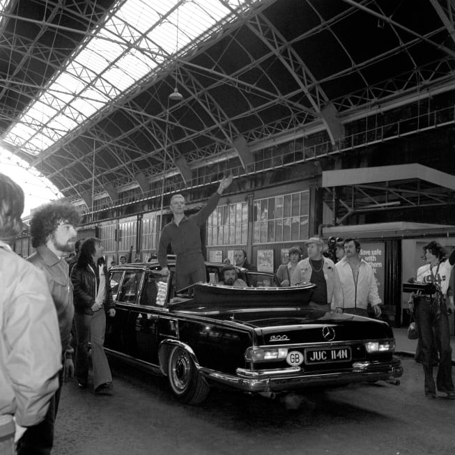 David Bowie saluda a los fans a su llegada en una estación de Londres