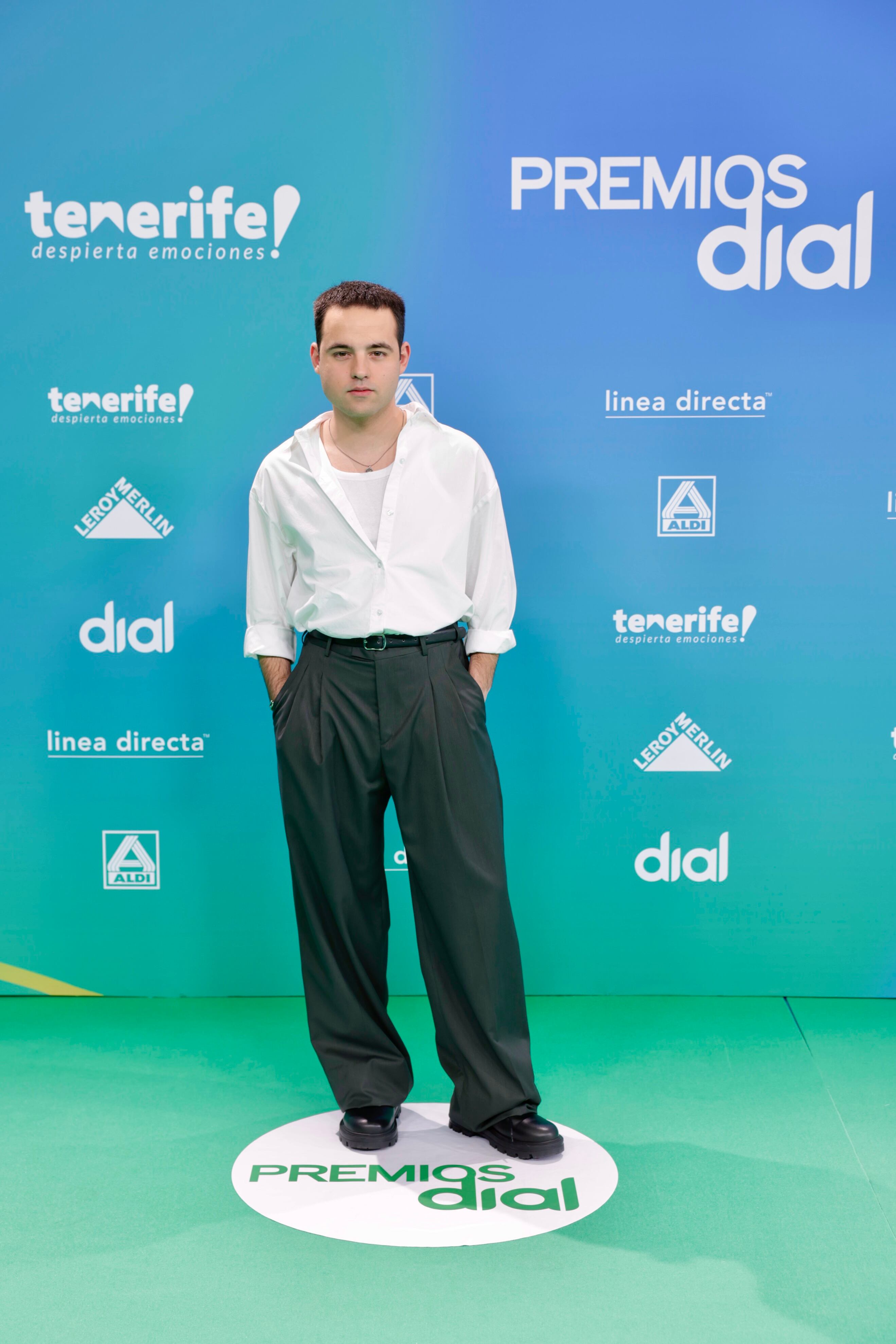 DePol ha aposado por pantalón oversize gris con camisa blanca abierta y remangada. “Es mi primer premio, estoy muy contento y se lo dedico a toda la gente que me ha aguantado desde que agarré la primera guitarra e hice mi primera actuación”, decía en su paso por la alfombra verde.