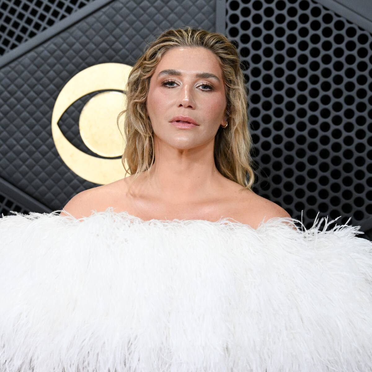 Con un móvil y descalza: Kesha graba el vídeo de 'Red Flags' de incógnito en los Grammy 2026