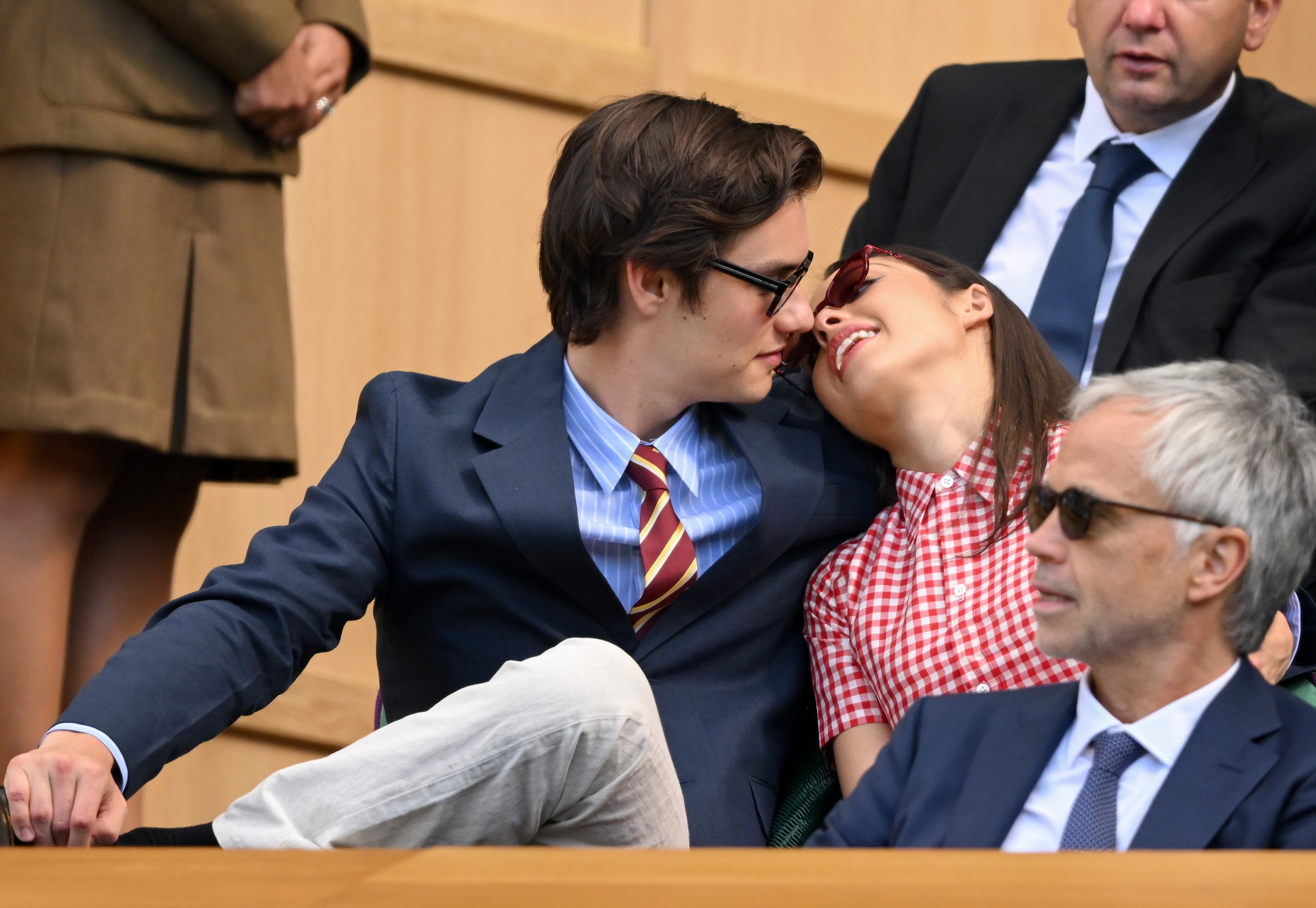 A Louis Partridge y Olivia Rodrigo les hemos visto juntos en muchos eventos, pero pocas veces tan relajados y entregados a su relación como en Wimbledon.