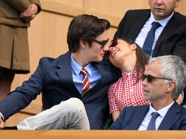 A Louis Partridge y Olivia Rodrigo les hemos visto juntos en muchos eventos, pero pocas veces tan relajados y entregados a su relación como en Wimbledon.