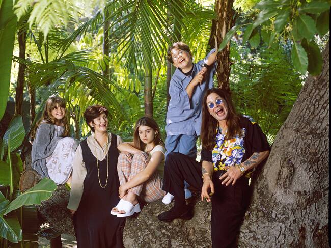 Ozzy Osbourne en su casa de Coldwater Canyon, en Beverly Hills en 1997 con su familia.