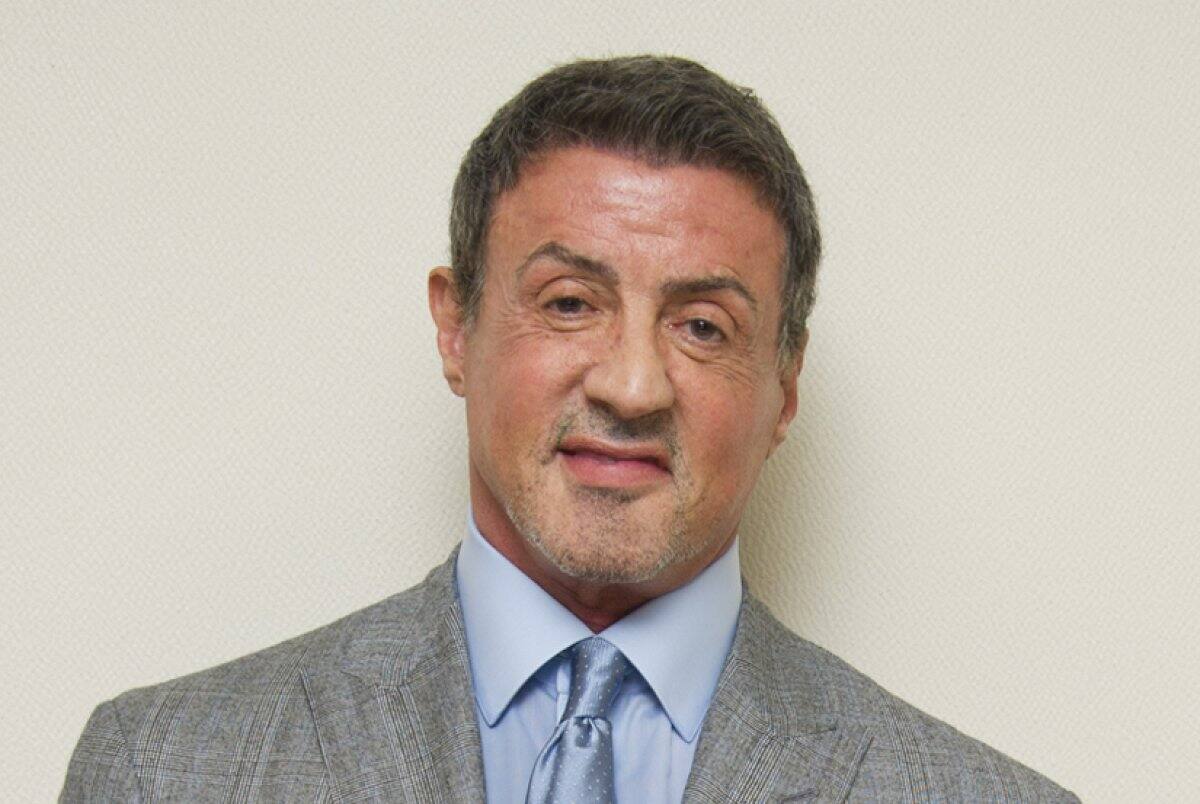 Sylvester Stallone - Antes de llegar a la fama con la película "Rocky", el actor no tenía ni plata para pagar el alquiler. ¡Hasta tuvo que vender a su mascota para sobrevivir! 