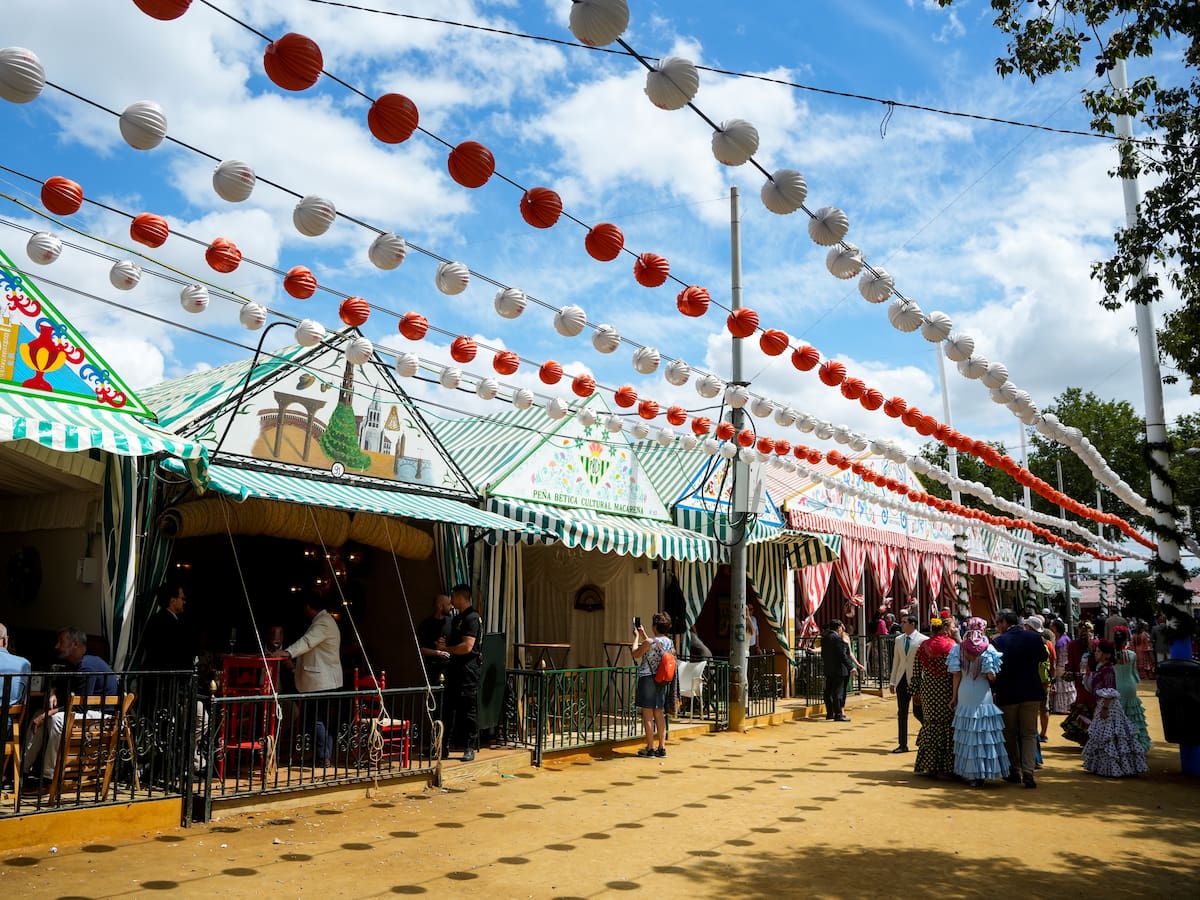 Kit de supervivencia de la Feria de Abril de Sevilla 2026: todo lo que necesitas y qué guardar en el móvil