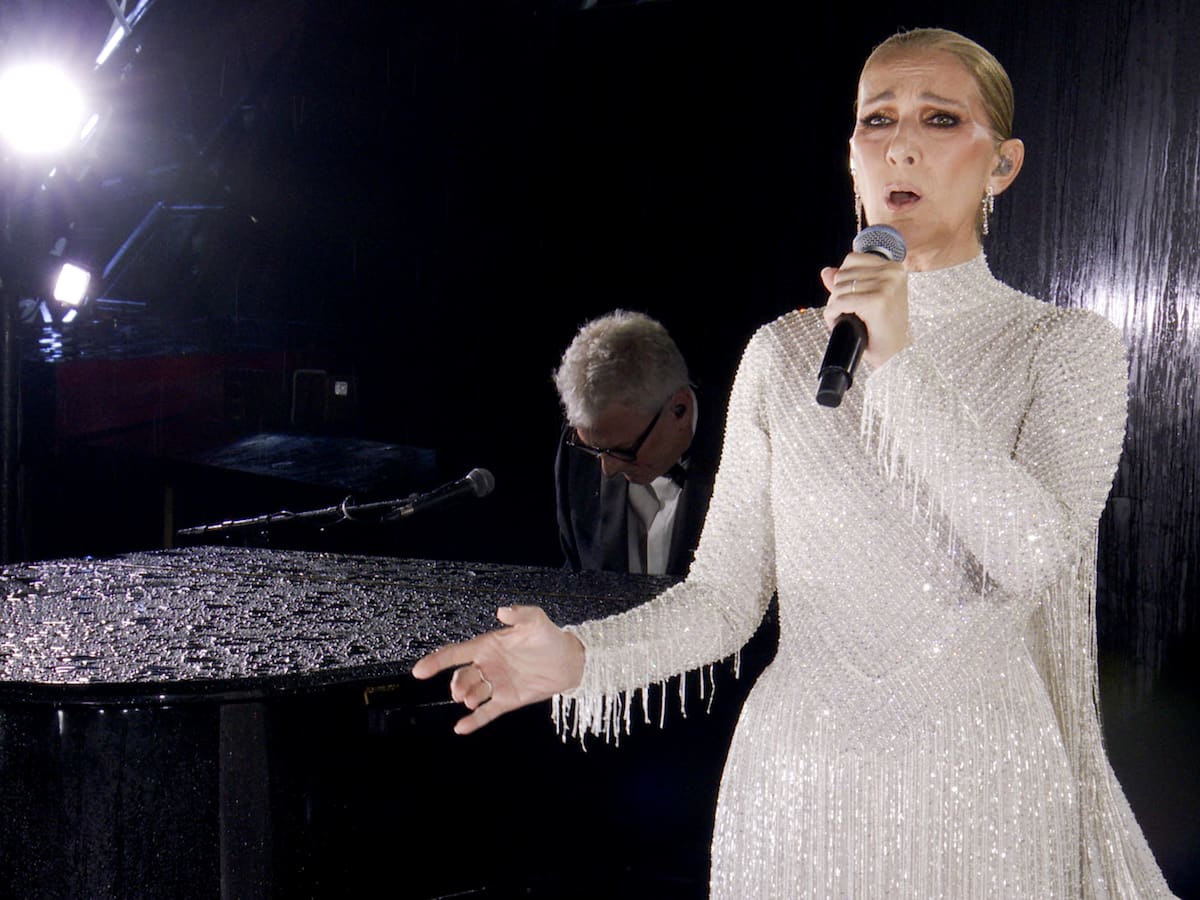 Céline Dion pasa de Santa Claus y decide felicitar la navidad disfrazada de El Grinch