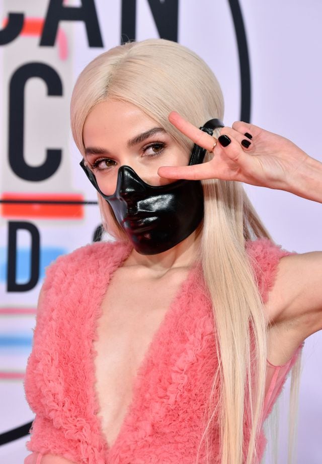 Poppy en los American Music Awards 2018 con una máscara de Cecilio Castrillo.