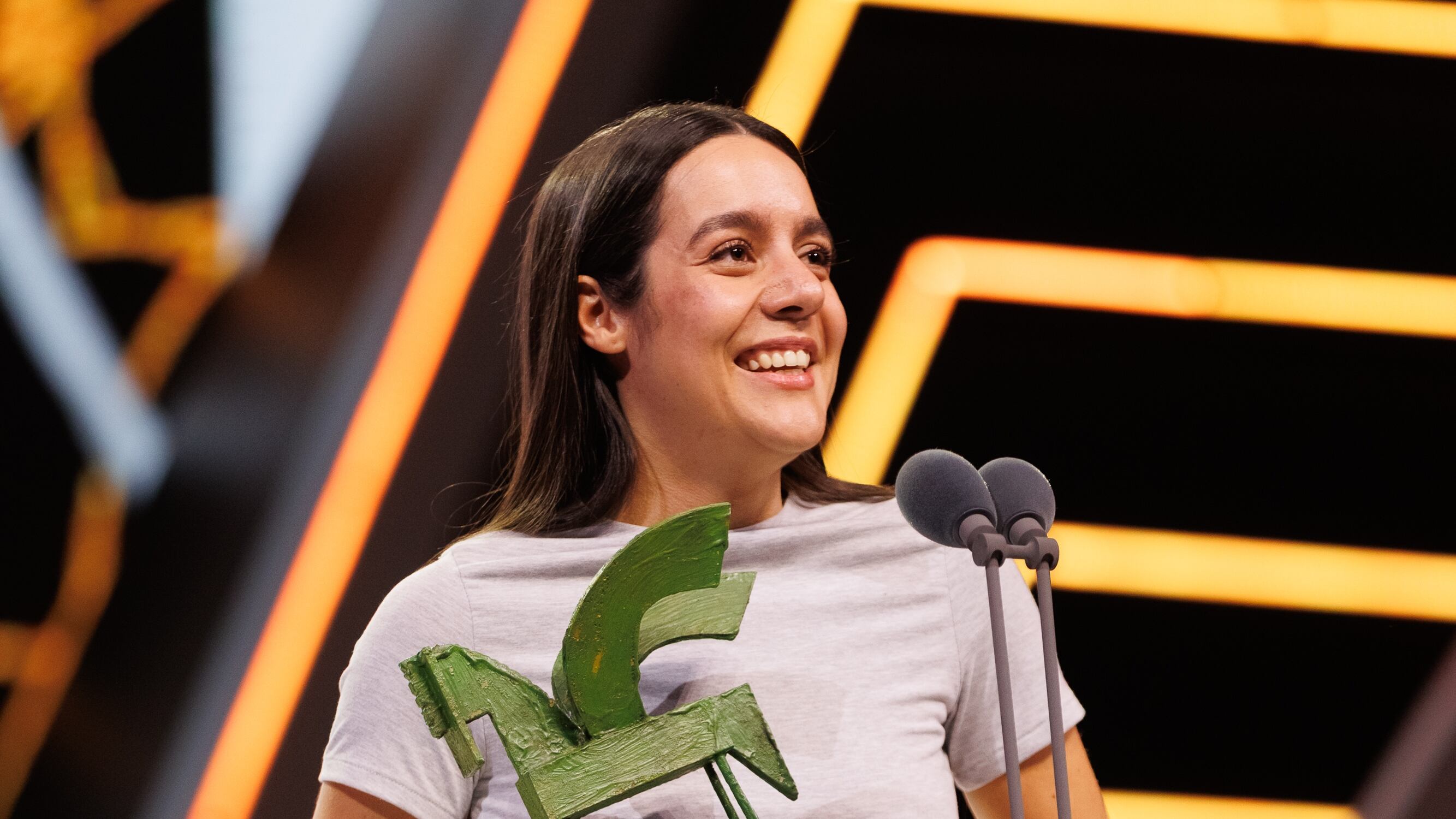 Valeria Castro recoge el premio a Fenómeno musical del año en la gala de los Premios Ondas 2025