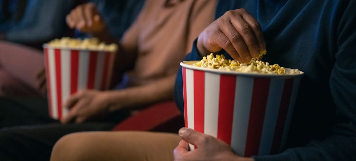 Espectadores disfrutan de una película en el cine