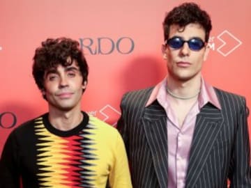 Los Javis se dejan ver con uno de los nuevos actores de ‘Emily in Paris’