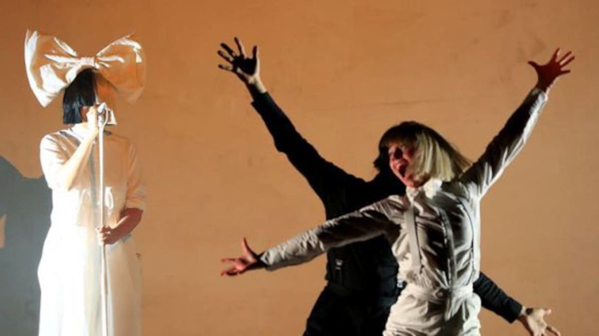 Oops! ¡Se le vió la cara a Sia en pleno show!