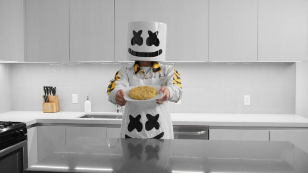 Marshmello escucha la petición de un oyente de WDM y cocina una tortilla de patatas