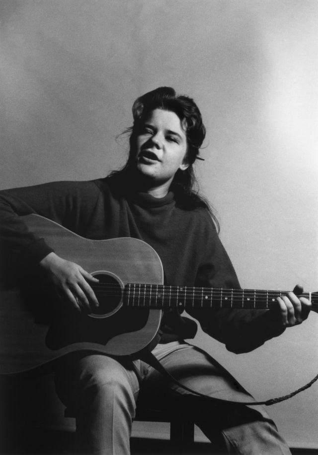 Janis Joplin de joven tocando la guitarra, año 1962. / Foto: Marjorie Alette/Michael Ochs Archives/Getty Images