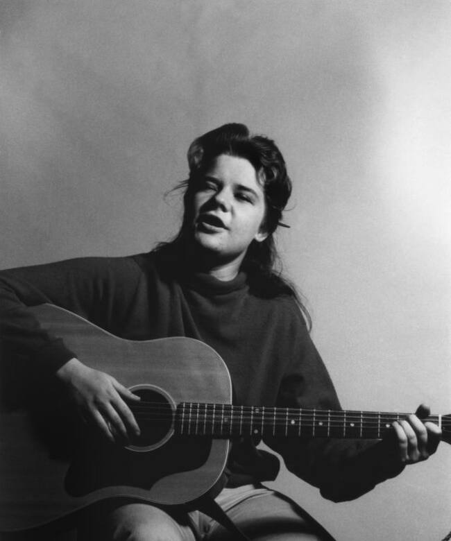 Janis Joplin de joven tocando la guitarra, año 1962. / Foto: Marjorie Alette/Michael Ochs Archives/Getty Images
