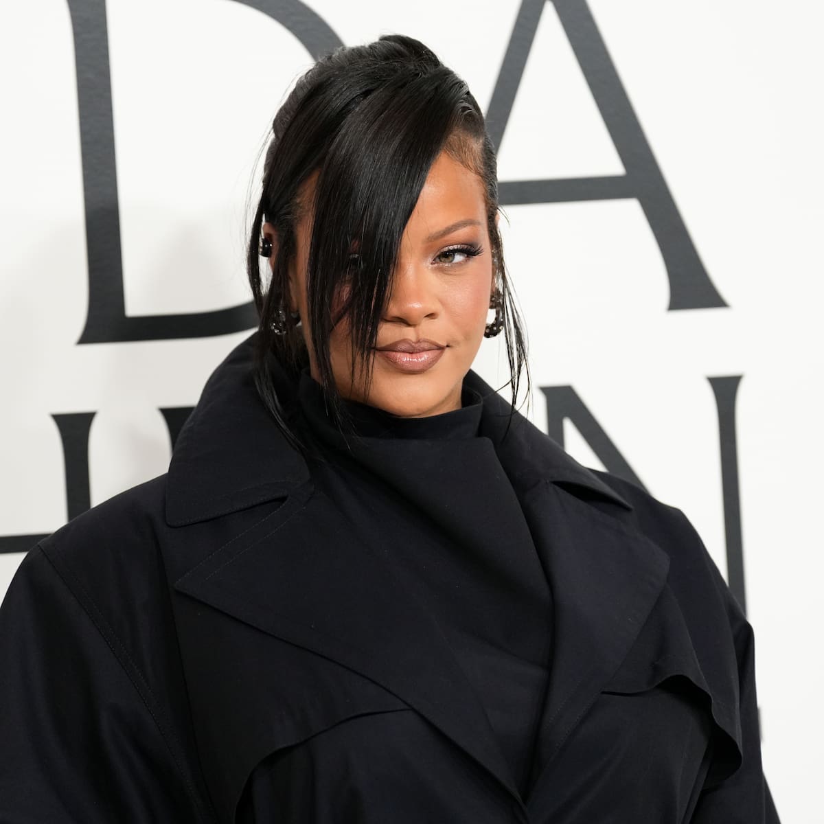 Rihanna corta de raíz los rumores de su embarazo y su respuesta se hace viral: " ¿Está el bebé en el vientre entre nosotros?"
