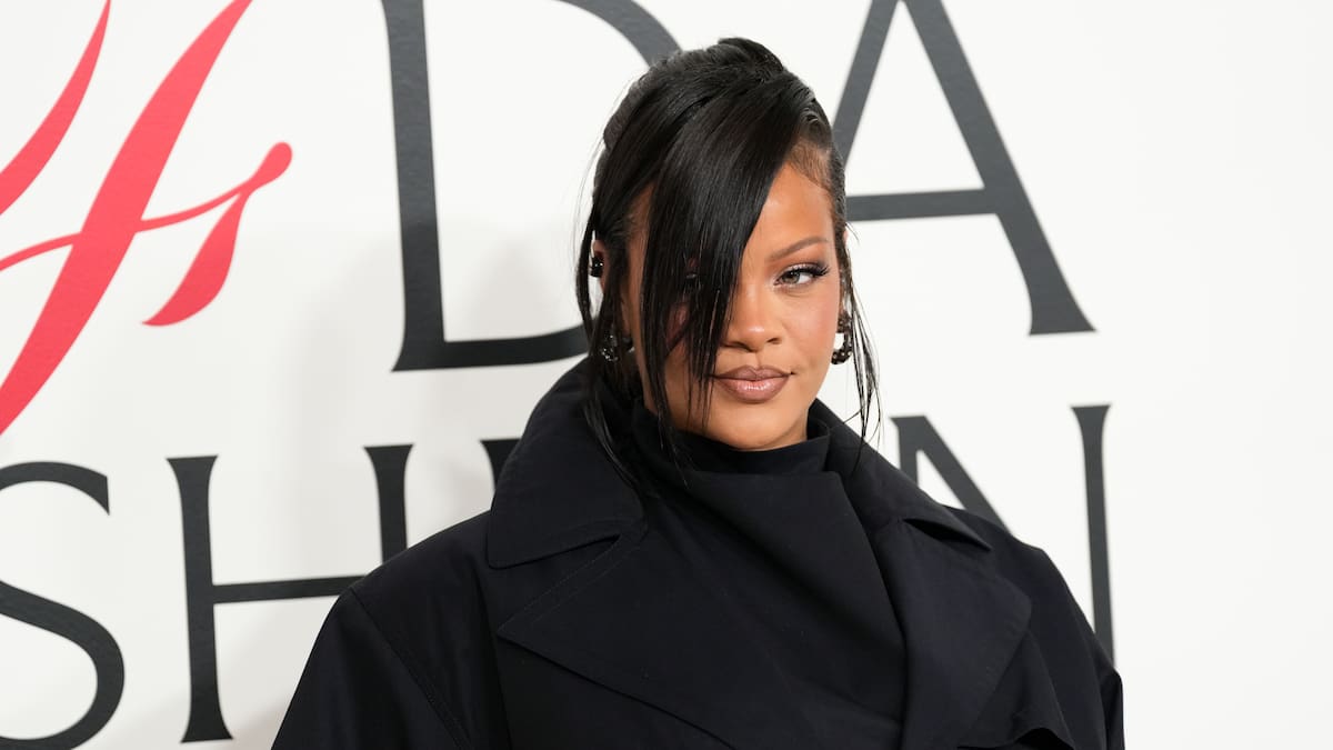 Rihanna corta de raíz los rumores de su embarazo y su respuesta se hace viral: " ¿Está el bebé en el vientre entre nosotros?"