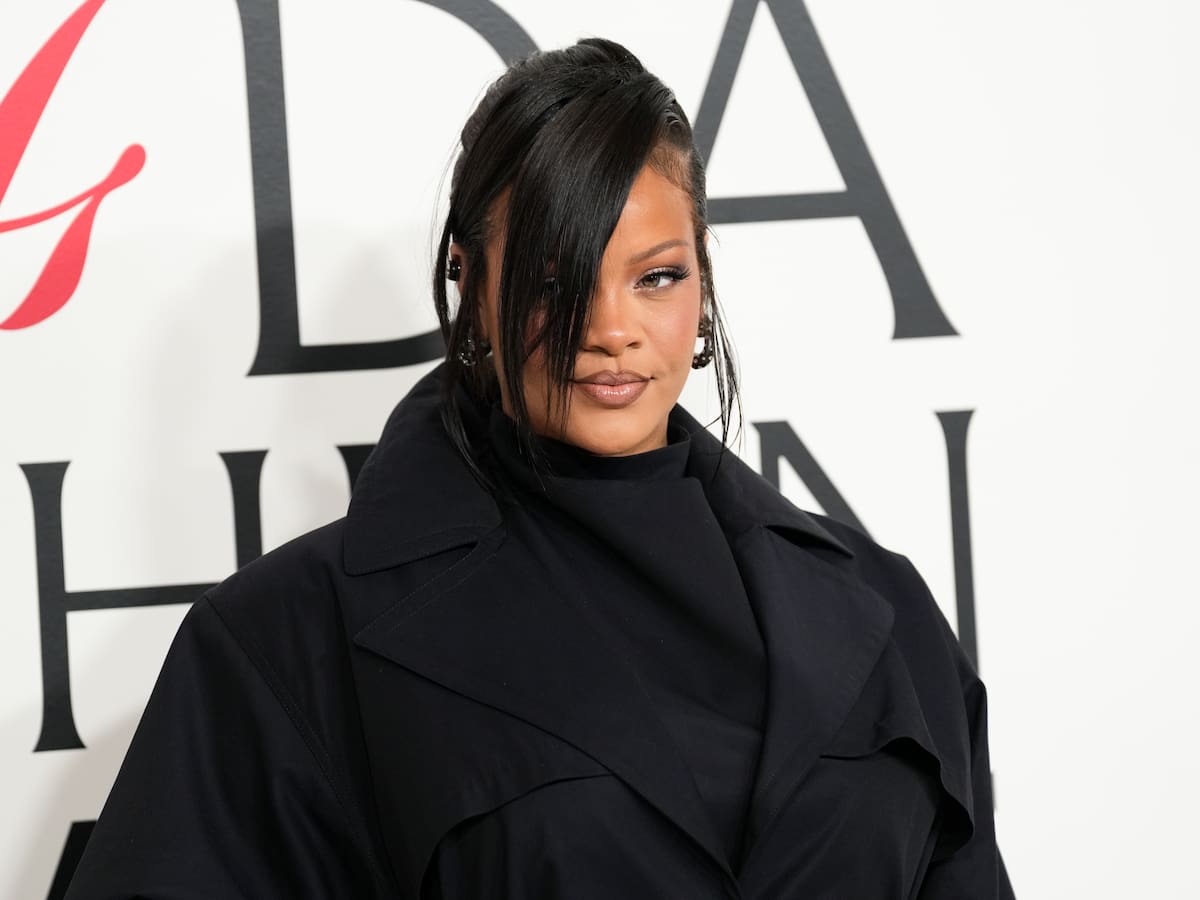 Rihanna corta de raíz los rumores de su embarazo y su respuesta se hace viral: " ¿Está el bebé en el vientre entre nosotros?"