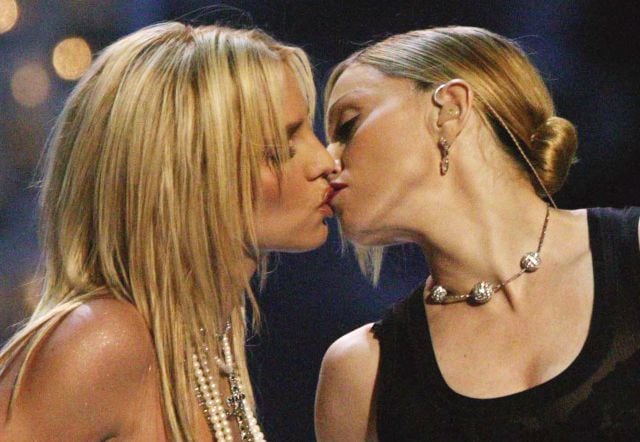 Madonna y Britney Spears se besaron en los MTV MVA de 2003.