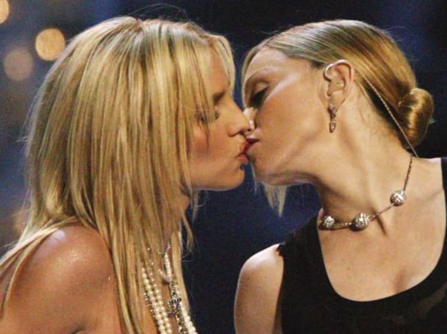 Madonna y Britney Spears se besaron en los MTV MVA de 2003.