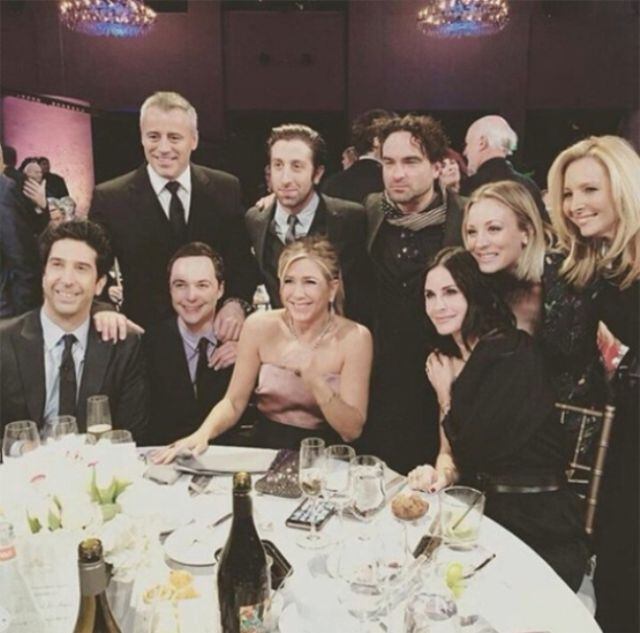 La foto del encuentro entre los protagonistas de ambas comedias que ha publicado Kaley Cuoco