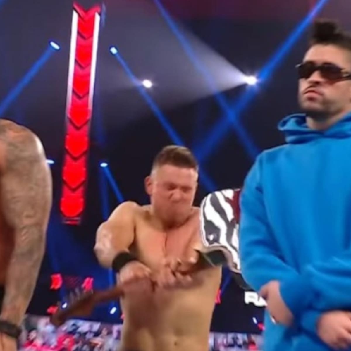 Bad Bunny pierde su título en la WWE y recibe un guitarrazo