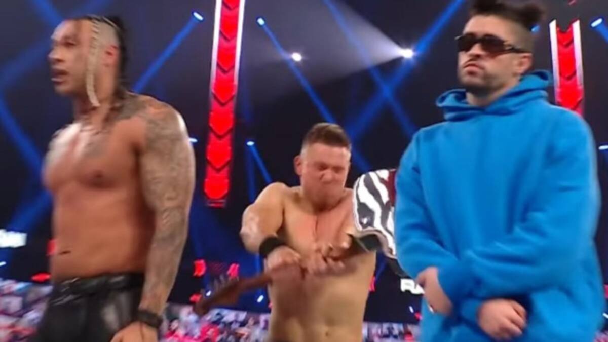 Bad Bunny pierde su título en la WWE y recibe un guitarrazo