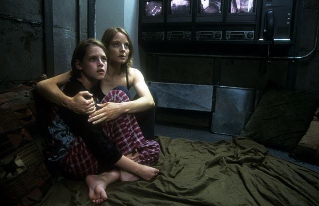 Kristen Stewart y Jodie Foster, en un fotograma de la película &#039;La habitación del pánico&#039;