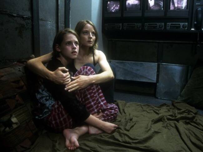 Kristen Stewart y Jodie Foster, en un fotograma de la película &#039;La habitación del pánico&#039;
