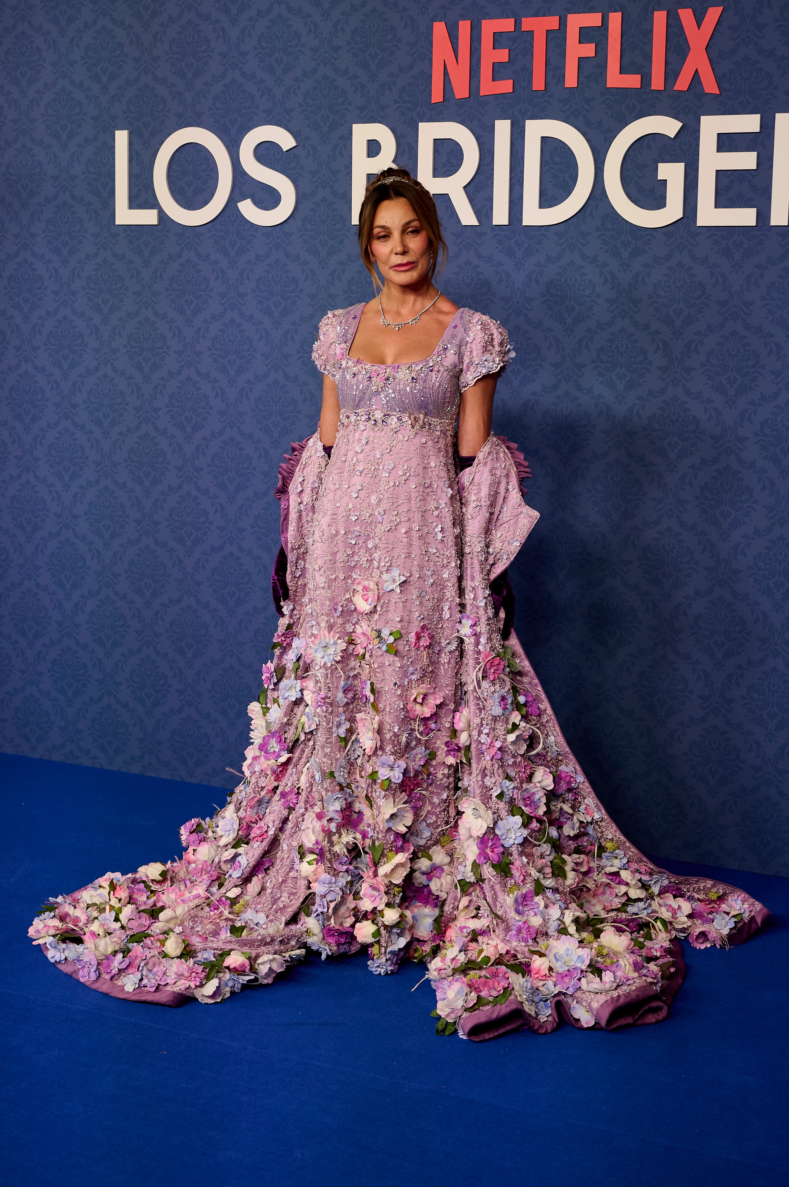 Menudo diseño de Carmen Farala que nos ha deslumbrado al quitarse el abrigo. Explosión de luz y flores en lo que parecía un jardín andante. Sin duda, podría haber sido el diamante de la noche, con tiara y todo.