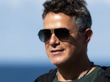 Alejandro Sanz comparte los primeros acordes de ‘Conmigo’ su nueva colaboración