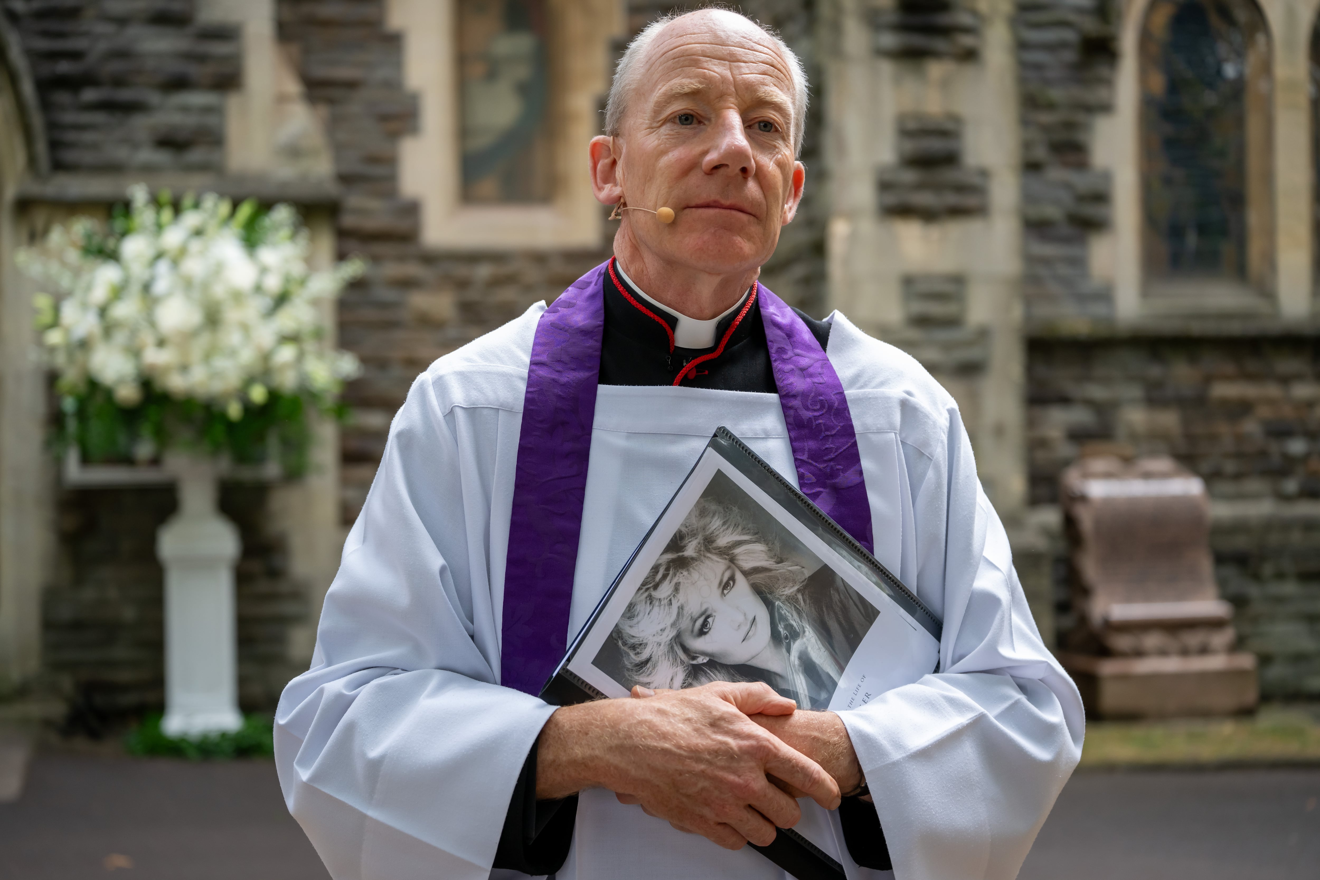 El reverendo Canon Justin Davies en el funeral de Bonnie Tyler en Swansea Minster el 17 de agosto de 2026.