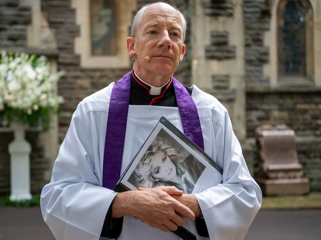 El reverendo Canon Justin Davies en el funeral de Bonnie Tyler en Swansea Minster el 17 de agosto de 2026.