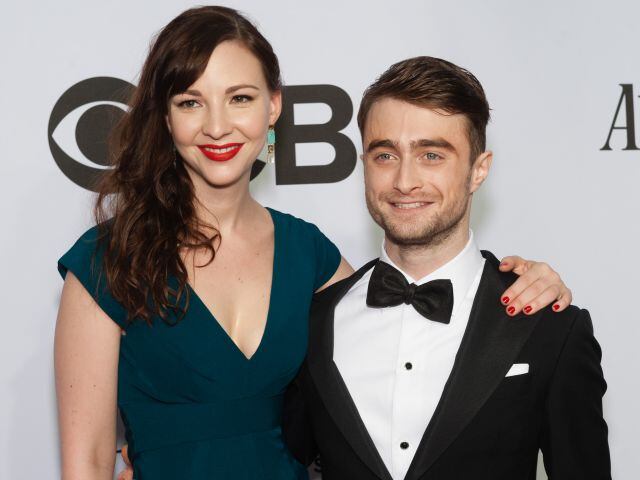 Erin Darke y Daniel Radcliffe en su primer posado juntos en 2014.