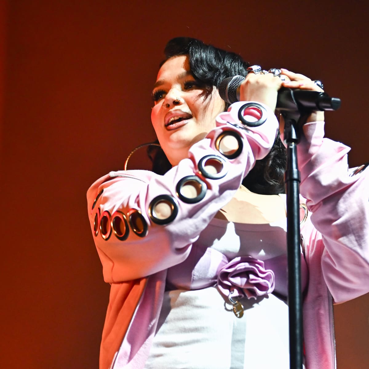 Lola Young se reconcilia con su pasado y vuelve a cantar en el festival que le cambió la vida