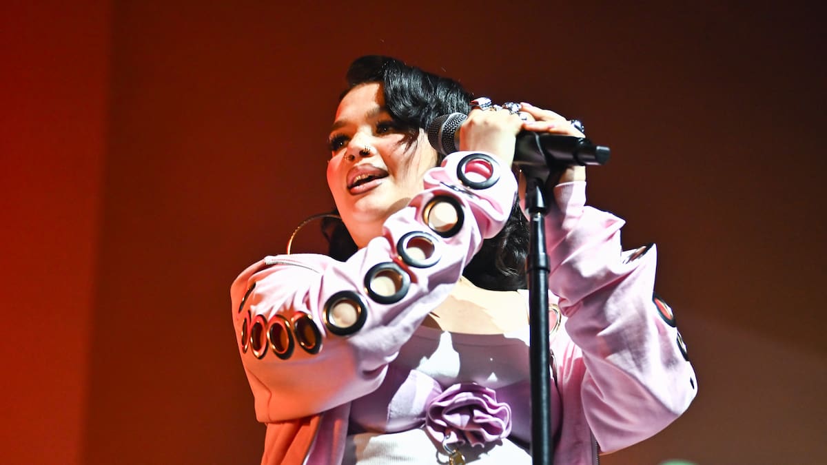 Lola Young se reconcilia con su pasado y vuelve a cantar en el festival que le cambió la vida