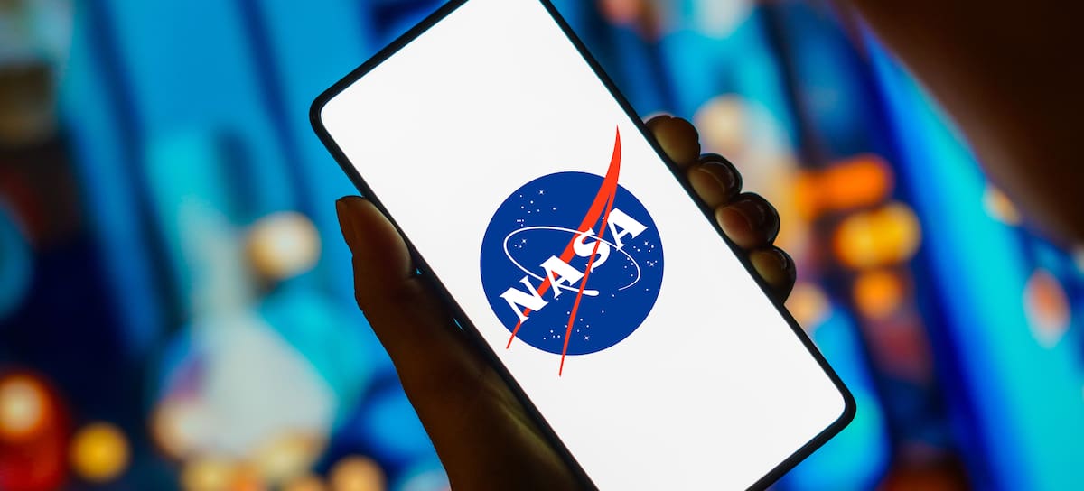 Logo de la NASA en un dispositivo móvil.
